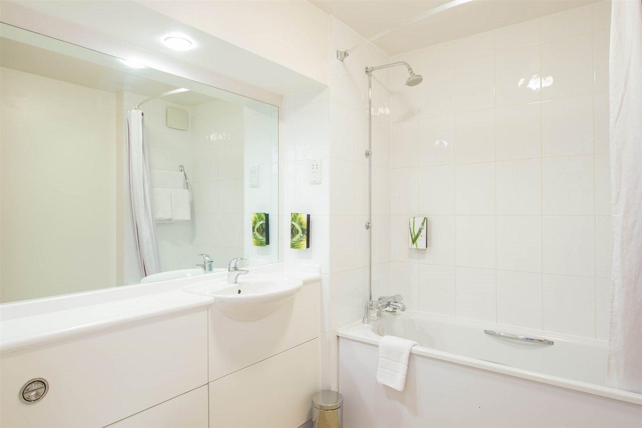 Premier Inn Bournemouth East Экстерьер фото