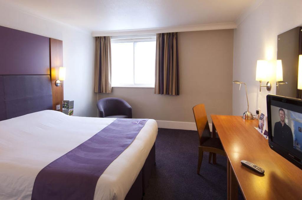 Premier Inn Bournemouth East Номер фото