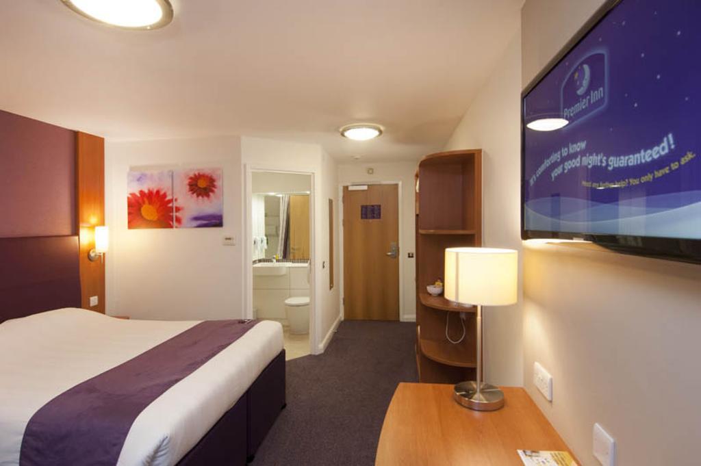 Premier Inn Bournemouth East Экстерьер фото