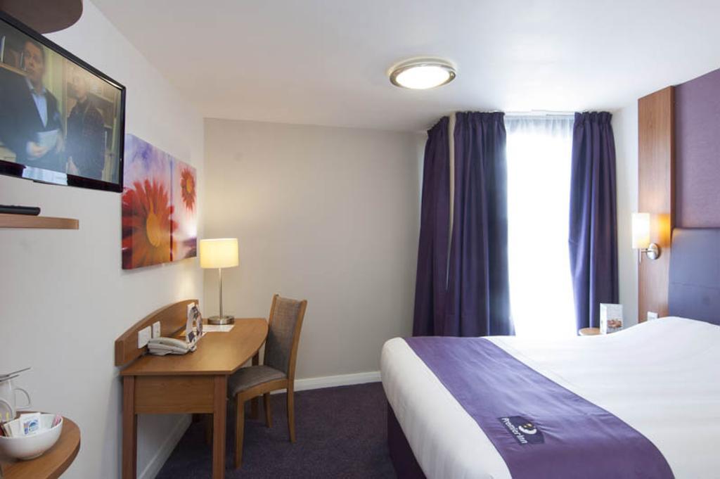 Premier Inn Bournemouth East Номер фото
