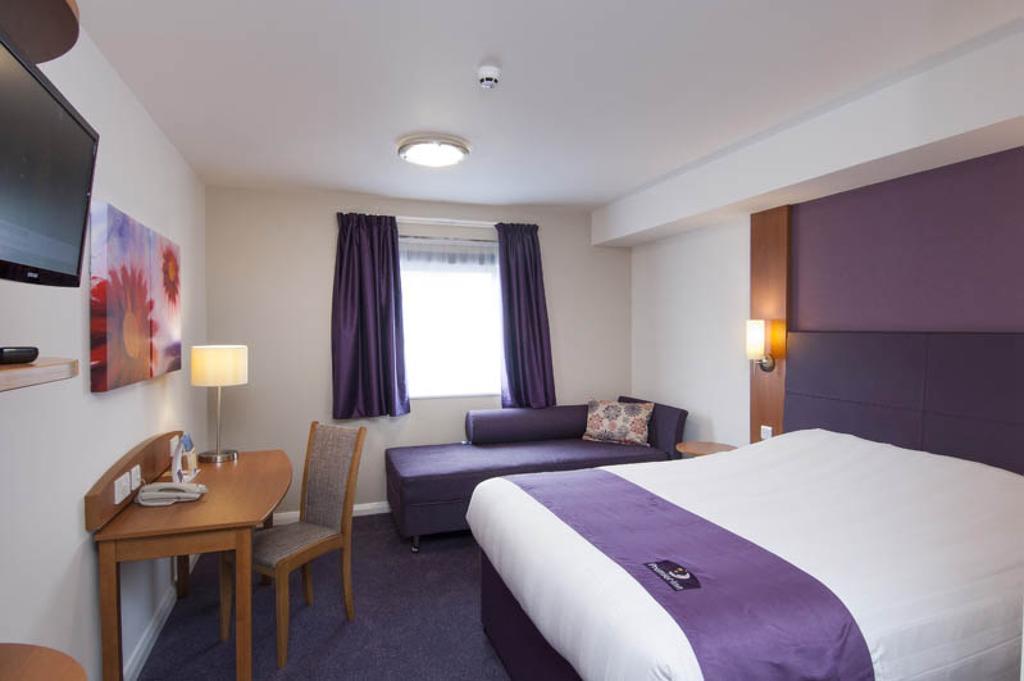 Premier Inn Bournemouth East Номер фото