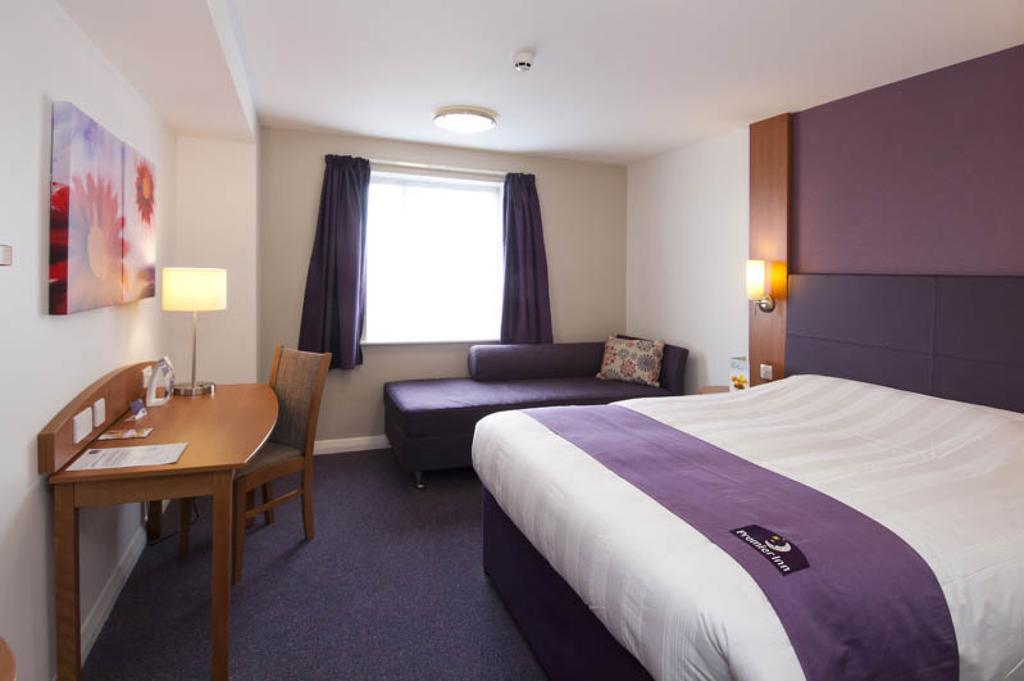 Premier Inn Bournemouth East Экстерьер фото
