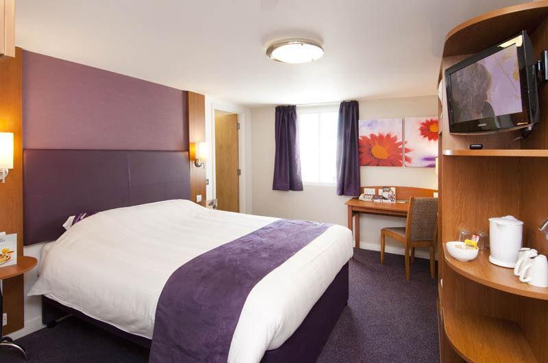 Premier Inn Bournemouth East Экстерьер фото