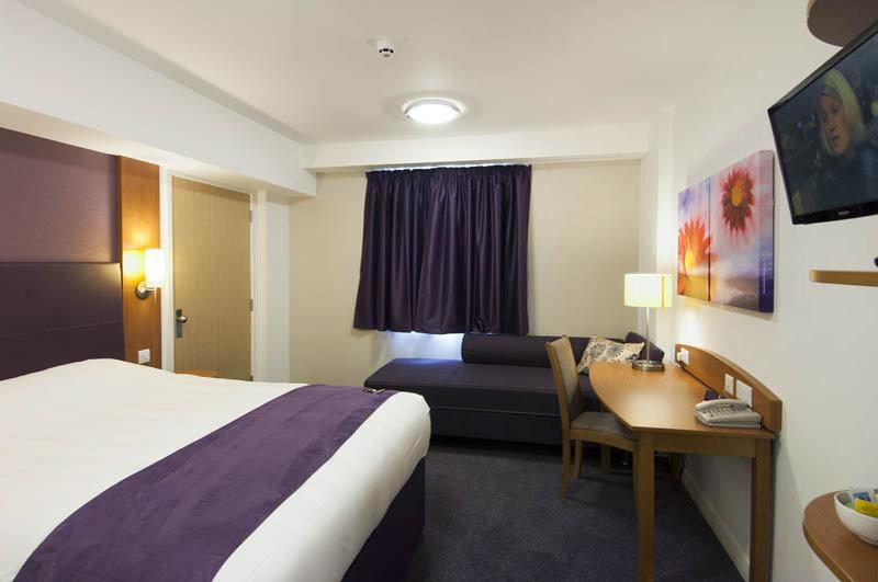 Premier Inn Bournemouth East Экстерьер фото